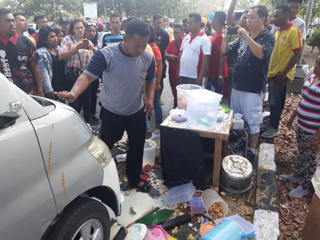 Mobil Terobos Arena CFD, Tabrak Kerumunan Pengunjung yang Sedang Makan