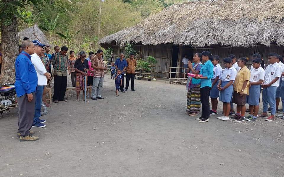 Peduli Pendidikan, Caleg Demokrat Kupang Bantu Sekolah Darurat di Manubelon