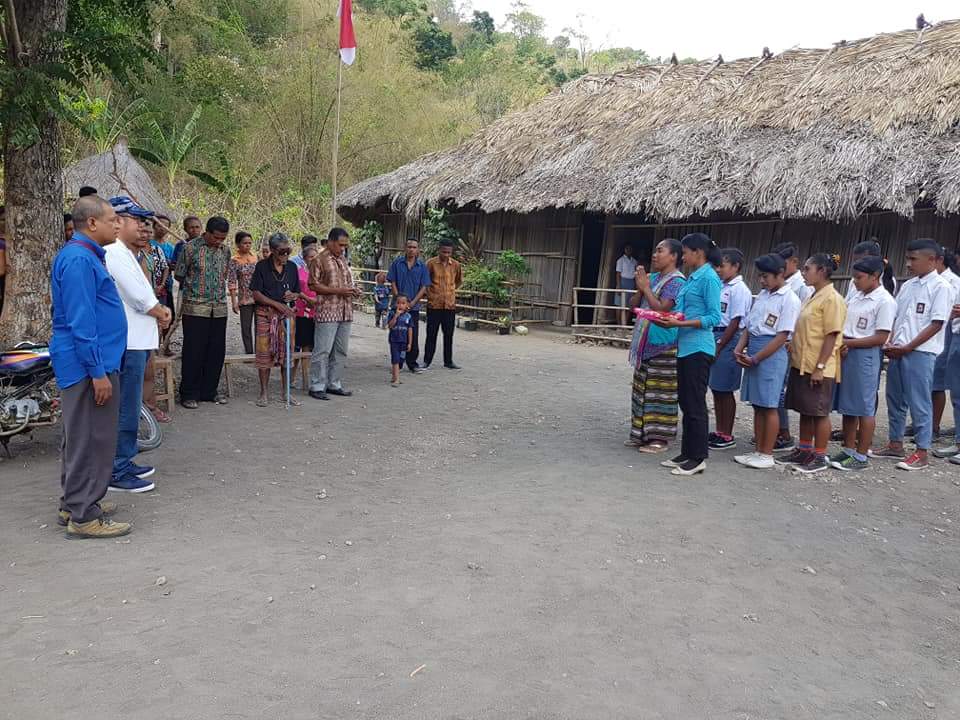 Peduli Pendidikan, Caleg Demokrat Kupang Bantu Sekolah Darurat di Manubelon