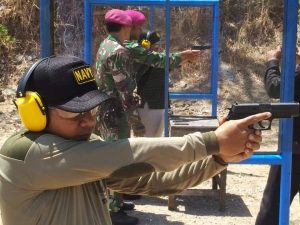 Wartawan di Kupang Latihan Menembak di Lantamal VII