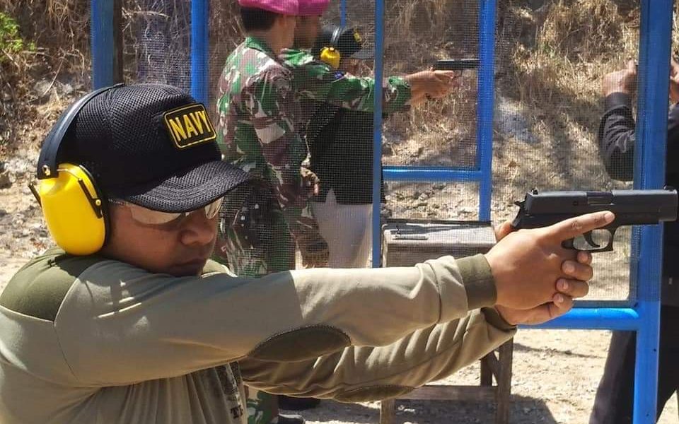 Wartawan di Kupang Latihan Menembak di Lantamal VII Wartawan di Kupang Latihan Menembak di Lantamal VII