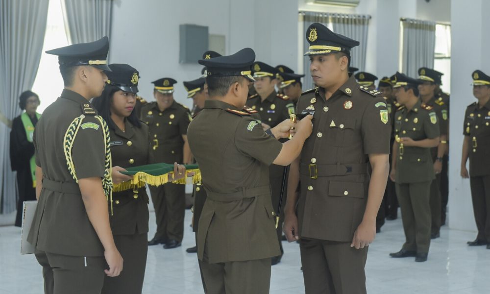Bambang Sunardi Resmi Jabat Kajari TTU, Roberth Lambila Koordinator di Kejati NTT