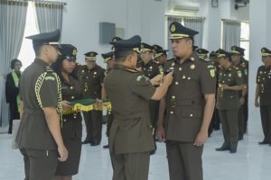 Bambang Sunardi Resmi Jabat Kajari TTU, Roberth Lambila Koordinator di Kejati NTT