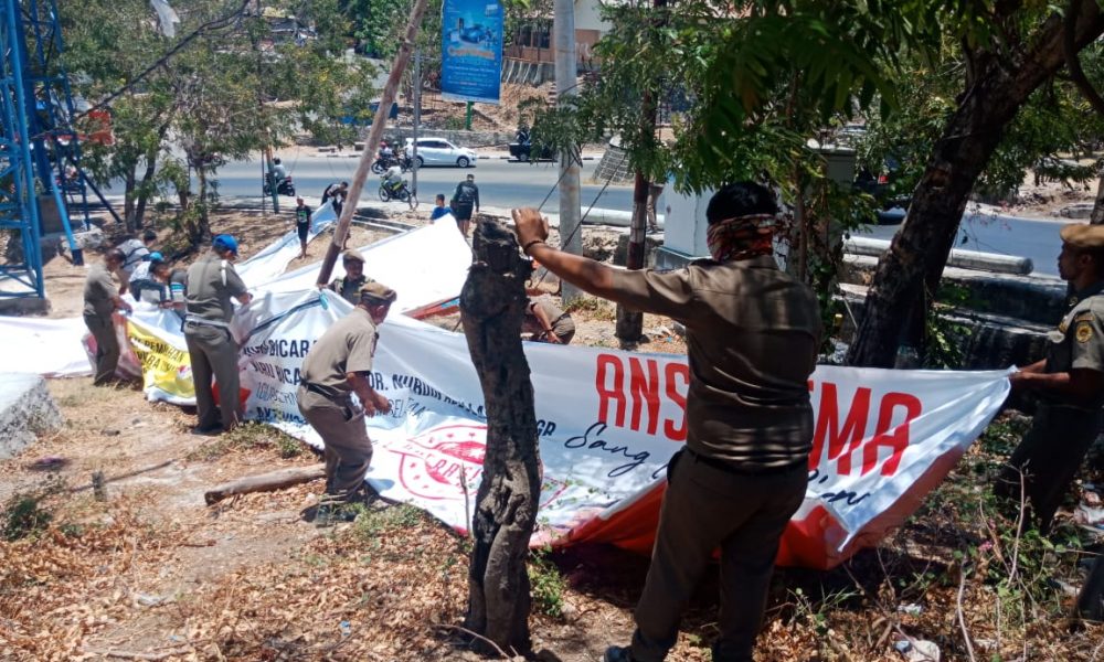 Bawaslu Kota Kupang dan Pol PP Tertibkan APK