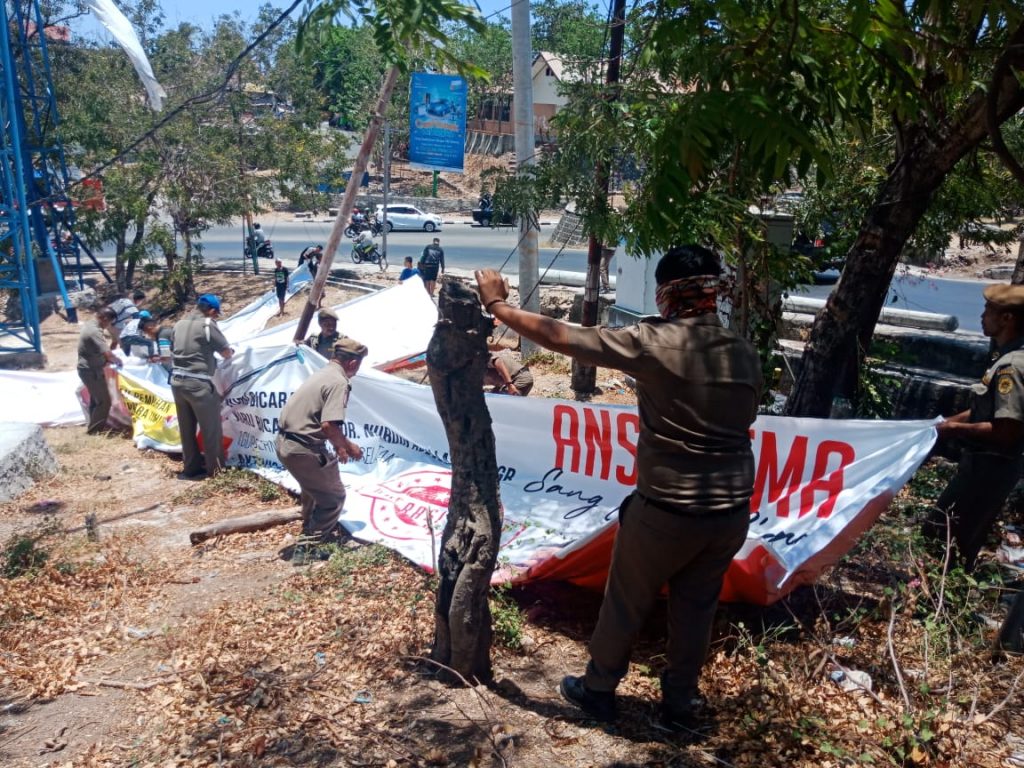 Bawaslu Kota Kupang dan Pol PP Tertibkan APK