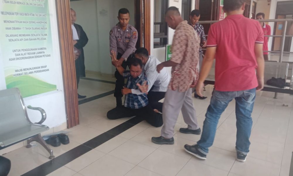 Saksi Kasus Korupsi Kesurupan dan Muntah Saat Jalani Sidang Saksi Kasus Korupsi Kesurupan dan Muntah Saat Jalani Sidang