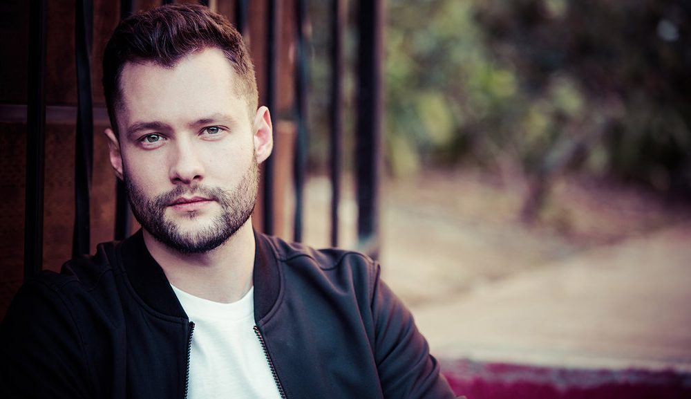 Manggung di Jakarta, Calum Scott Bakal Kenakan Tenun NTT