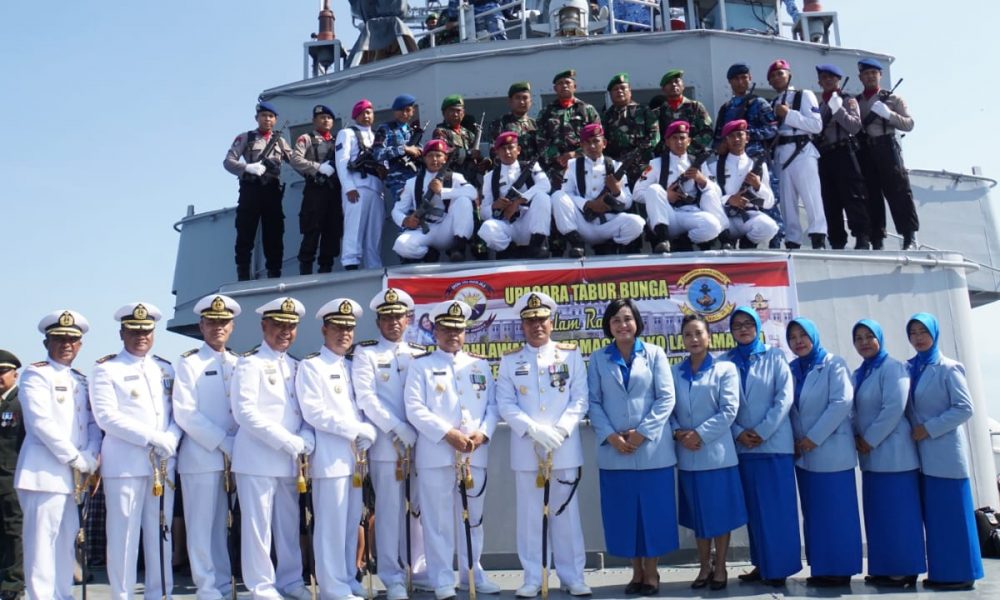 Peringati Hari Pahlawan, Lantamal VII Gelar Upacara Tabur Bunga di Laut