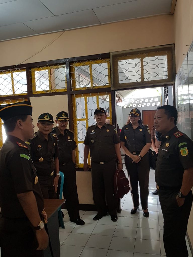 Kunjungi Kejari Manggarai, Kajati Disambut dengan Ritual Adat