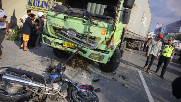 Dump Truk Tabrak Honda Revo di Jl. Timor Raya