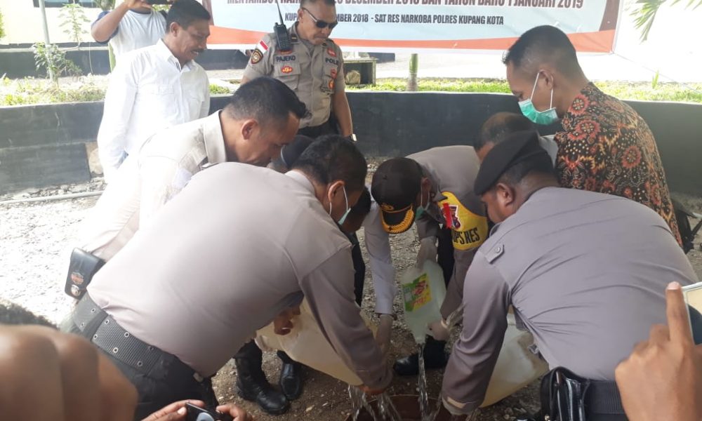 Ribuan Liter Sopi Dimusnahkan Polres Kupang Kota