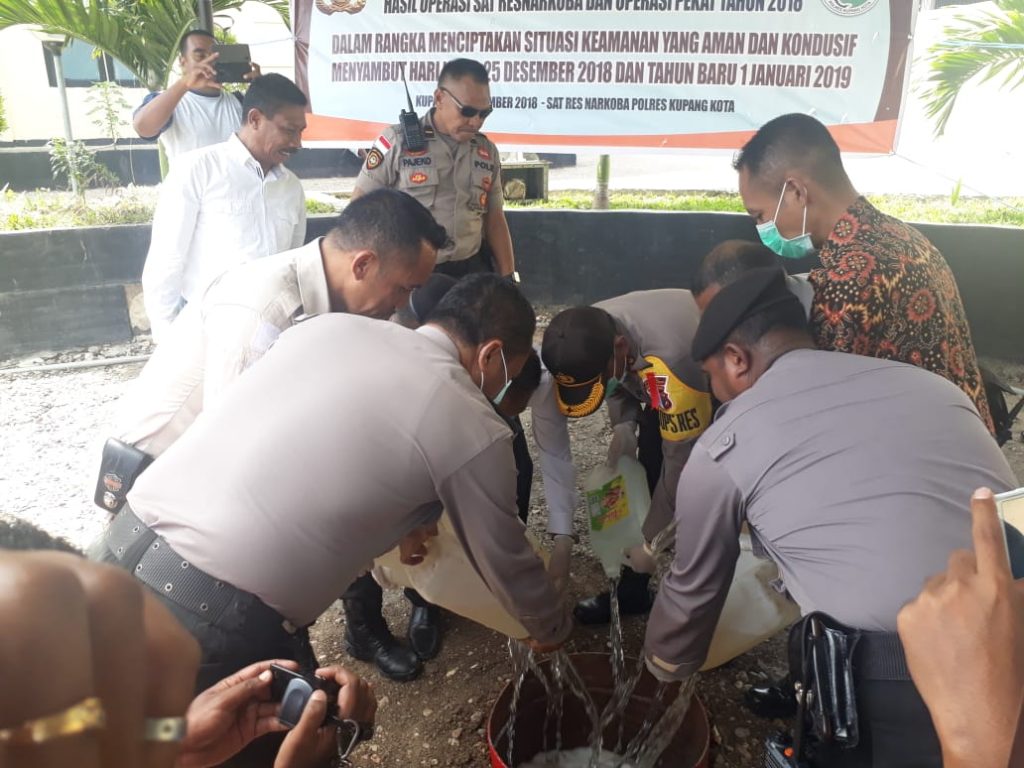 Ribuan Liter Sopi Dimusnahkan Polres Kupang Kota