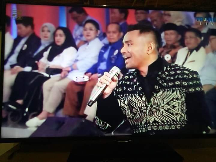Buka Debat Capres, Judika Kenakan Baju Berbahan Tenun NTT
