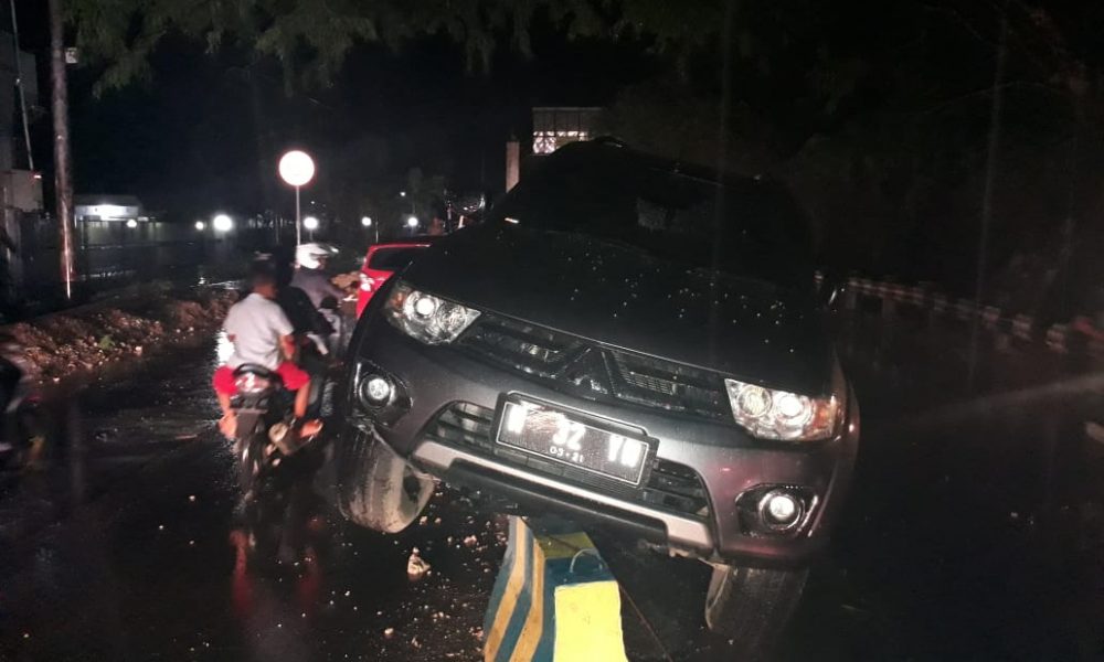 Lakalantas Akhir Tahun, Pajero Tabrak Pembatas Jalan