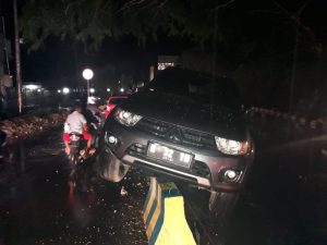 Lakalantas Akhir Tahun, Pajero Tabrak Pembatas Jalan