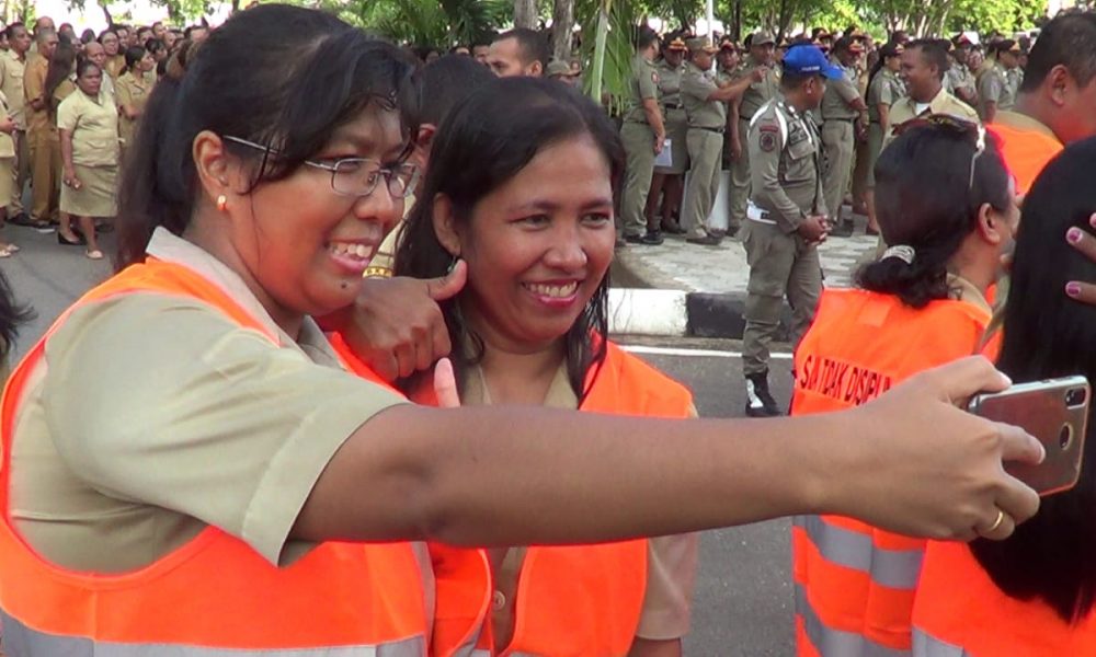 Dihukum Pakai Rompi Orange, ASN Pemprov NTT Malah Berselfie Ria Dihukum Pakai Rompi Orange, ASN Pemprov NTT Malah Berselfie Ria