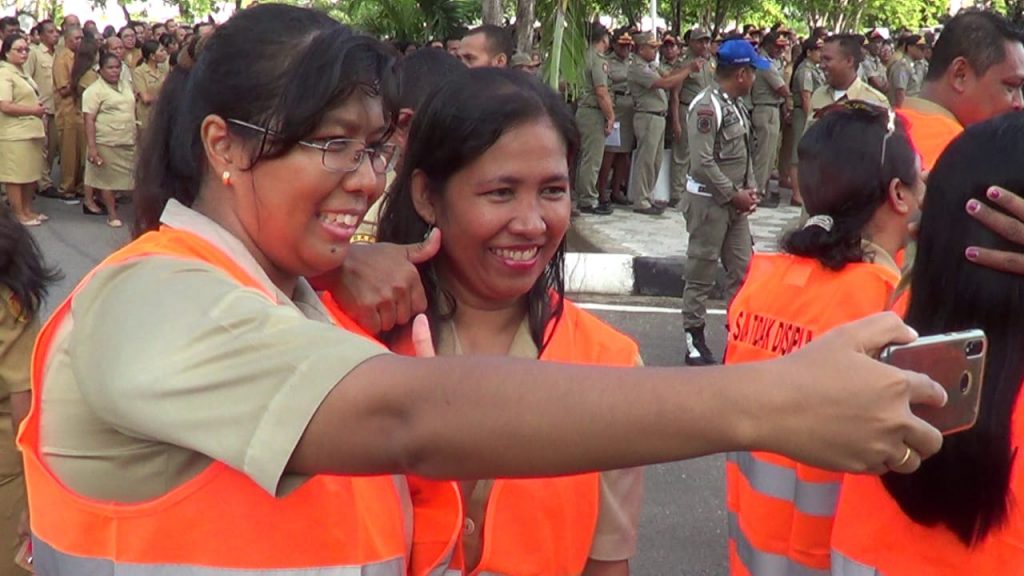 Dihukum Pakai Rompi Orange, ASN Pemprov NTT Malah Berselfie Ria