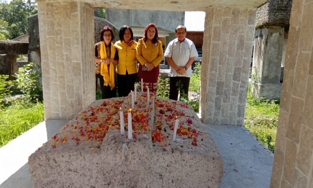 Tiga Srikandi Golkar NTT Kunjungi Makam Umbu Mehang Kunda