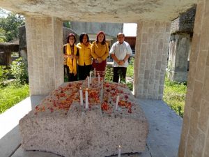 Tiga Srikandi Golkar NTT Kunjungi Makam Umbu Mehang Kunda
