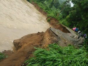 Jalan Ambles di Manggarai, Kendaraan Tak Bisa Melintas
