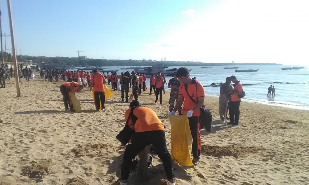 Personel Polda NTT Perangi Sampah di Pasar, Sekolah dan Pantai