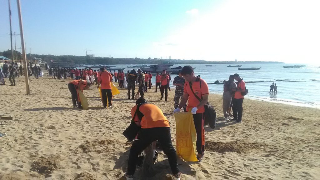 Personel Polda NTT Perangi Sampah di Pasar, Sekolah dan Pantai