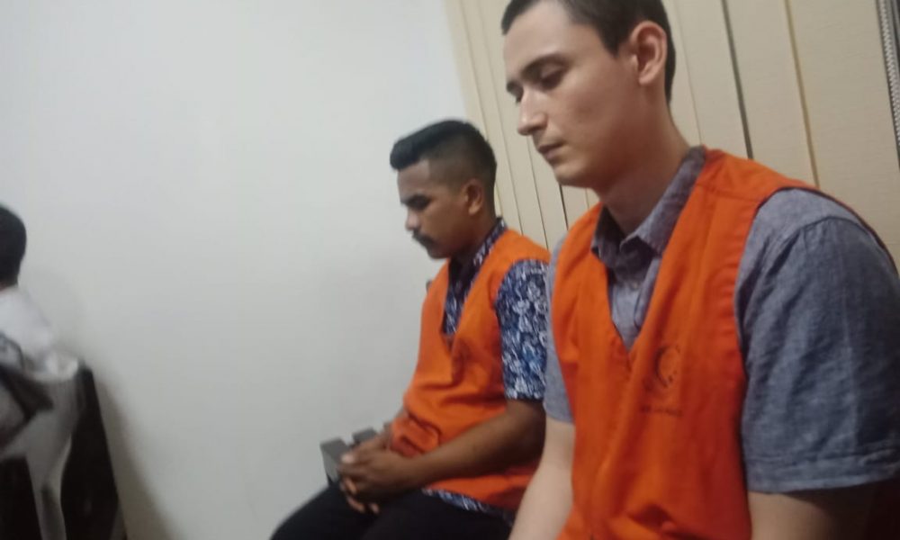 Dion Porsiana dan Niko Whitford Beli Ganja Lewat Instagram