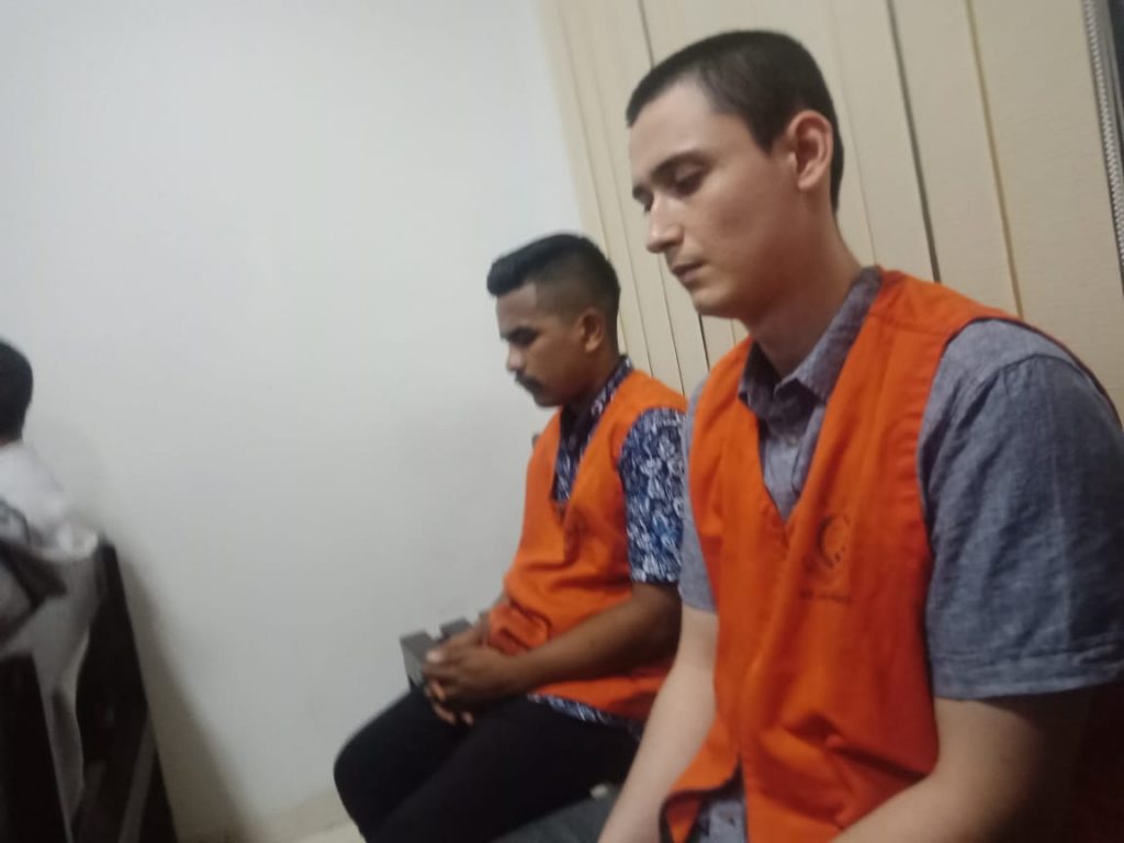 Dion Porsiana dan Niko Whitford Beli Ganja Lewat Instagram