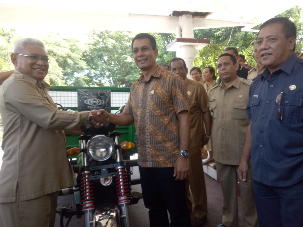Fery Kase Serahkan Bantuan 20 Motor Sampah ke Pemkot Kupang