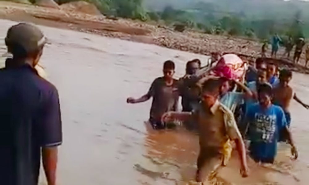 Ambulans Terhalang Banjir, Warga TTU Gotong Ibu Hamil Seberangi Sungai