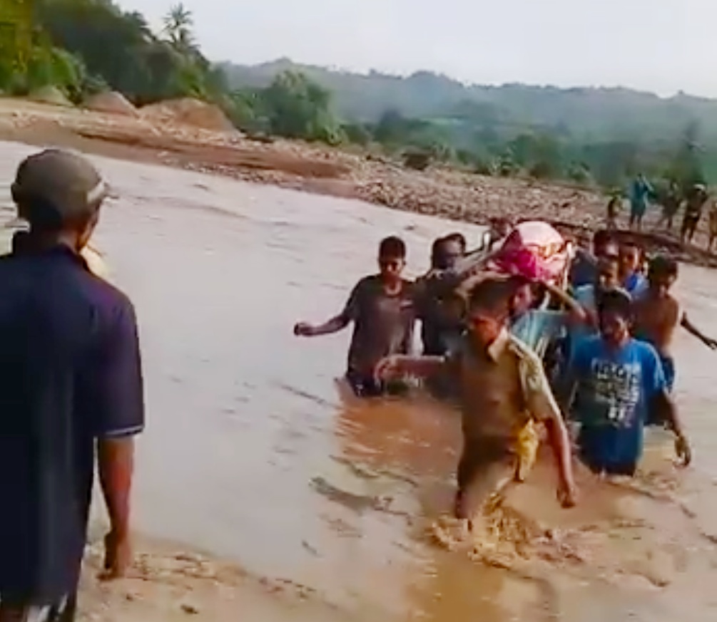 Ambulans Terhalang Banjir, Warga TTU Gotong Ibu Hamil Seberangi Sungai