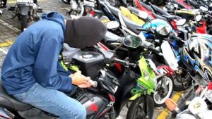Pencuri Gasak Motor dan HP di Batuplat