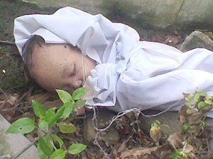 Polres Sikka Evakuasi Mayat Bayi di Kali Enakter