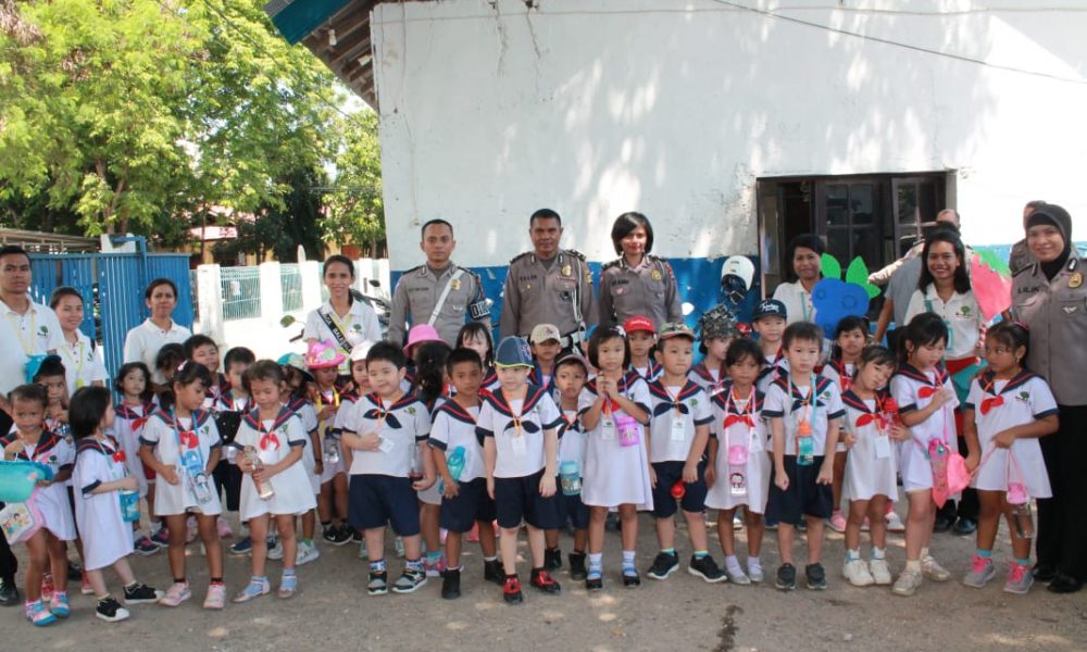 32 Siswa TK Apple Tree Dikenalkan dengan Rambu Lalu Lintas