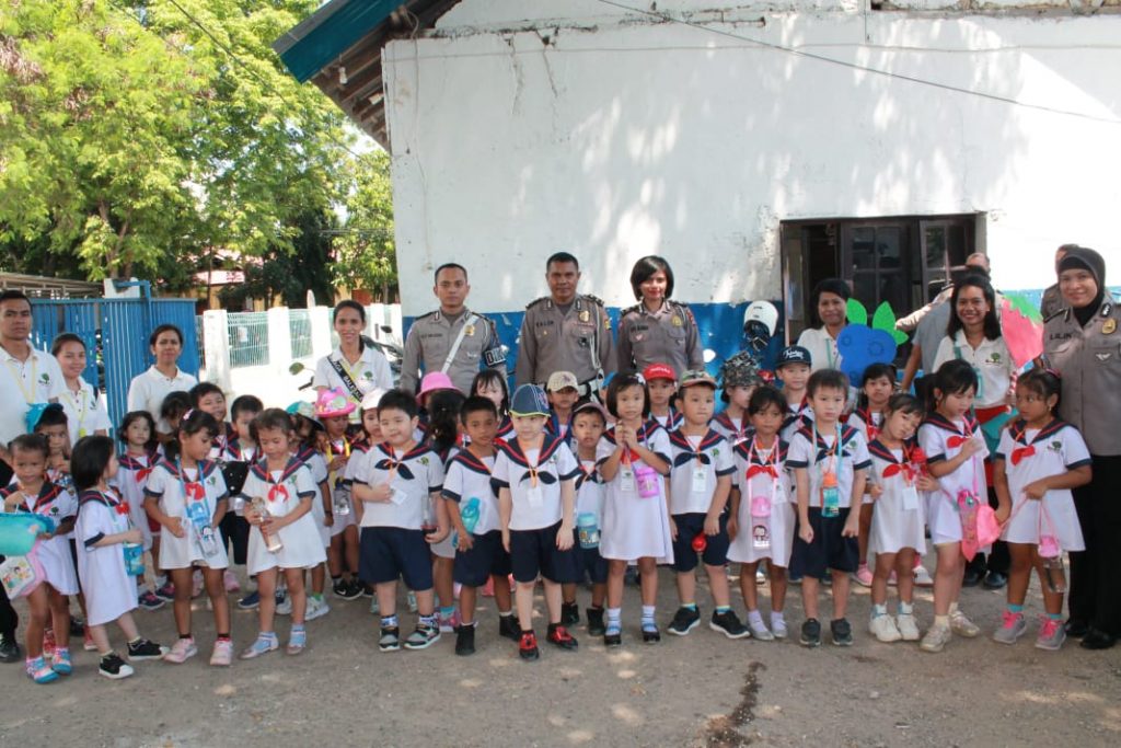 32 Siswa TK Apple Tree Dikenalkan dengan Rambu Lalu Lintas