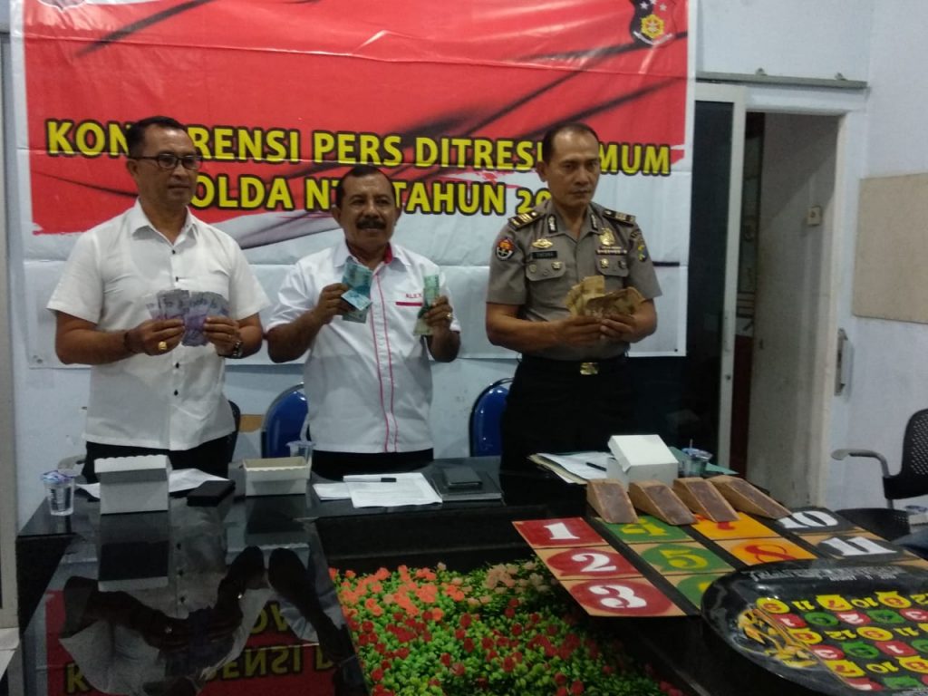 Polisi Tangkap 2 Bandar Judi Bola Guling di Oebufu