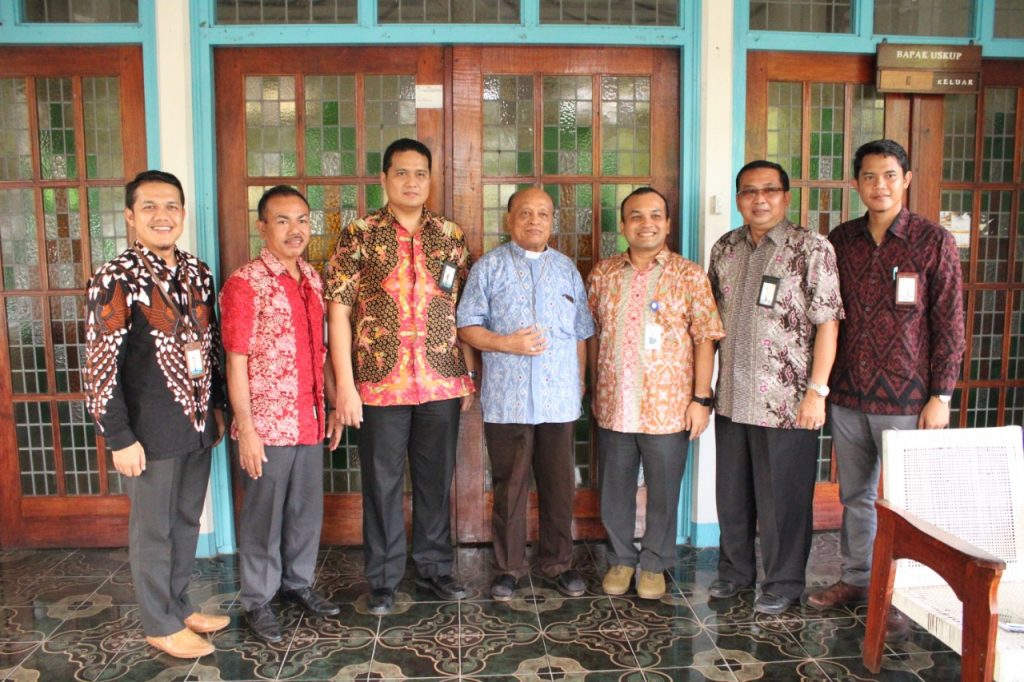 Jelang Semana Santa, PLN Kunjungi Istana Keuskupan Larantuka