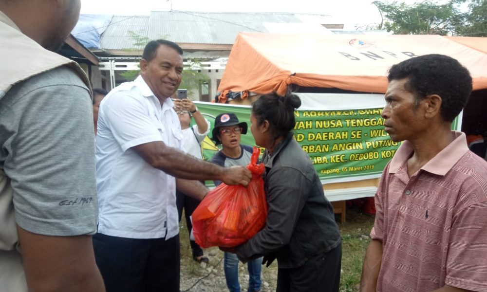 Pemkot Kupang Serahkan Bantuan Rp 300 Juta untuk Korban Puting Beliung
