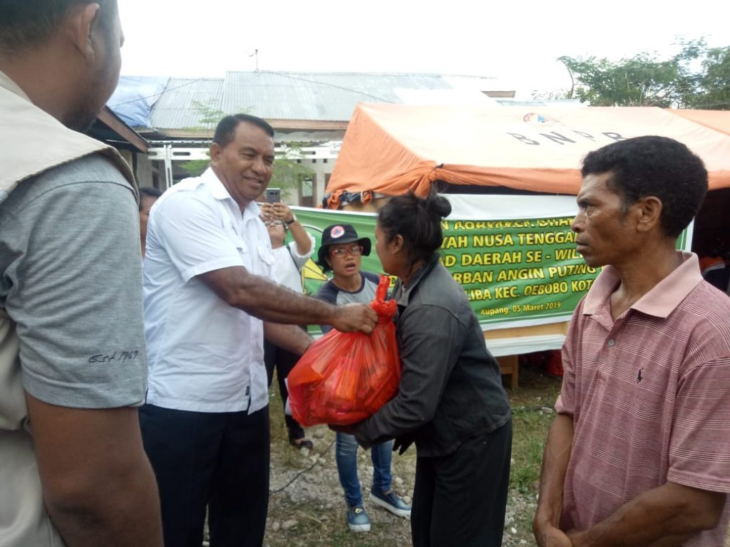 Pemkot Kupang Serahkan Bantuan Rp 300 Juta untuk Korban Puting Beliung