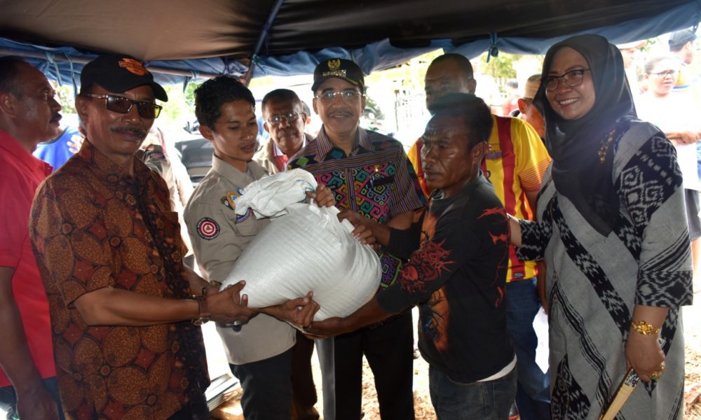 Serahkan 5,4 Ton Beras, Wali Kota Kupang Cabut Status Tanggap Darurat
