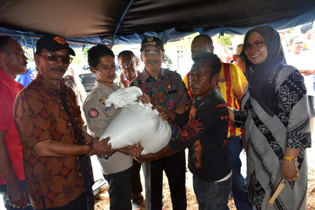 Serahkan 5,4 Ton Beras, Wali Kota Kupang Cabut Status Tanggap Darurat