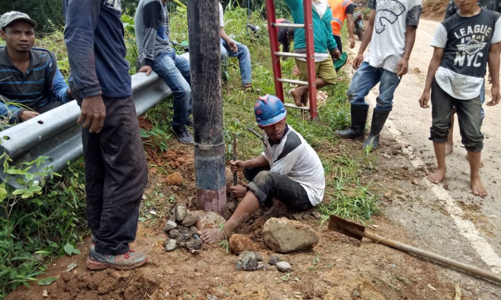 PLN Pulihkan Kelistrikan Pasca Bencana Banjir di Manggarai Barat