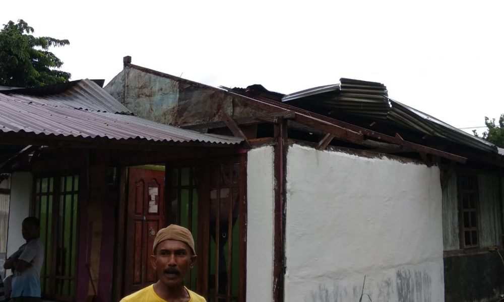 Angin Kencang Merusak Rumah Warga Batuplat