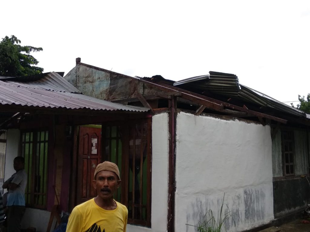 Angin Kencang Merusak Rumah Warga Batuplat
