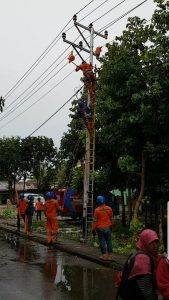 PLN Kerja Keras Pulihkan Listrik Akibat Angin Kencang di Kota Kupang