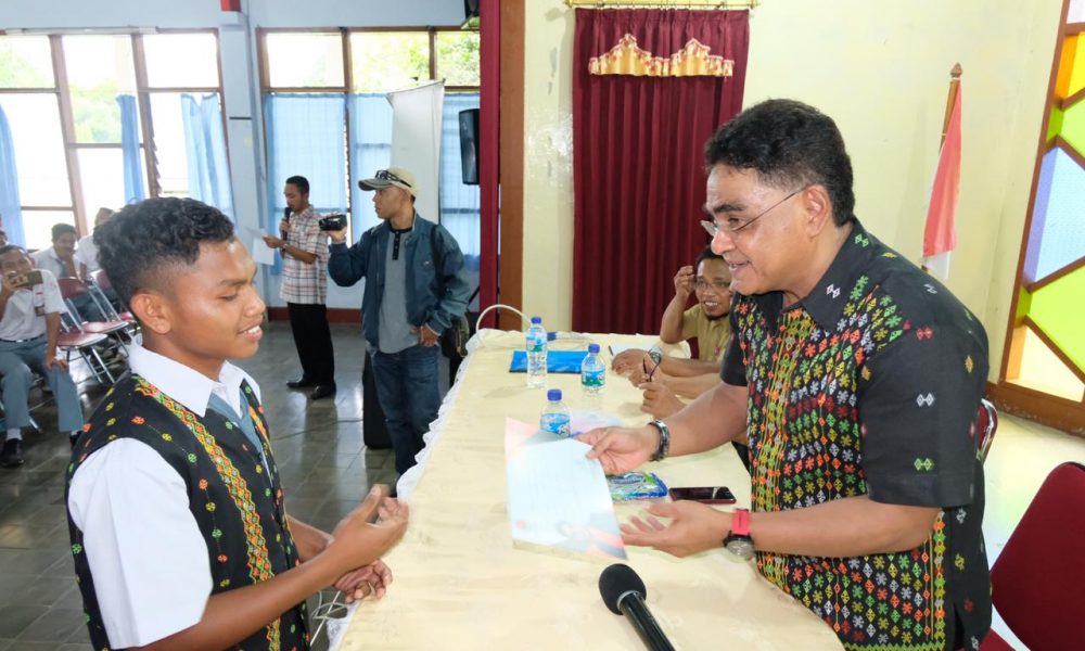 Serahkan Beasiswa PIP, AHP Kampanye Lawan Putus Sekolah