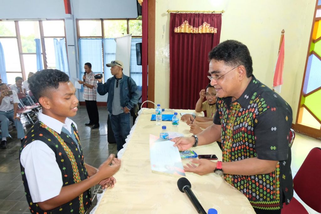 Serahkan Beasiswa PIP, AHP Kampanye Lawan Putus Sekolah