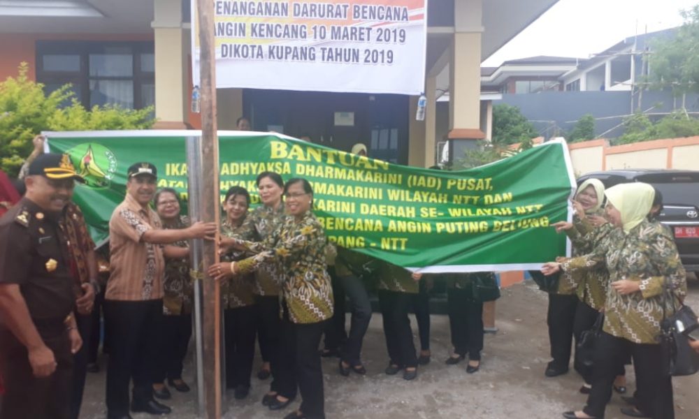 Bantu Korban Bencana di Kupang, IAD Wilayah NTT Serahkan Bahan Bangunan