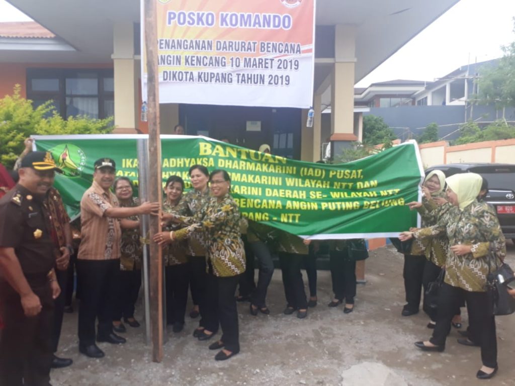Bantu Korban Bencana di Kupang, IAD Wilayah NTT Serahkan Bahan Bangunan
