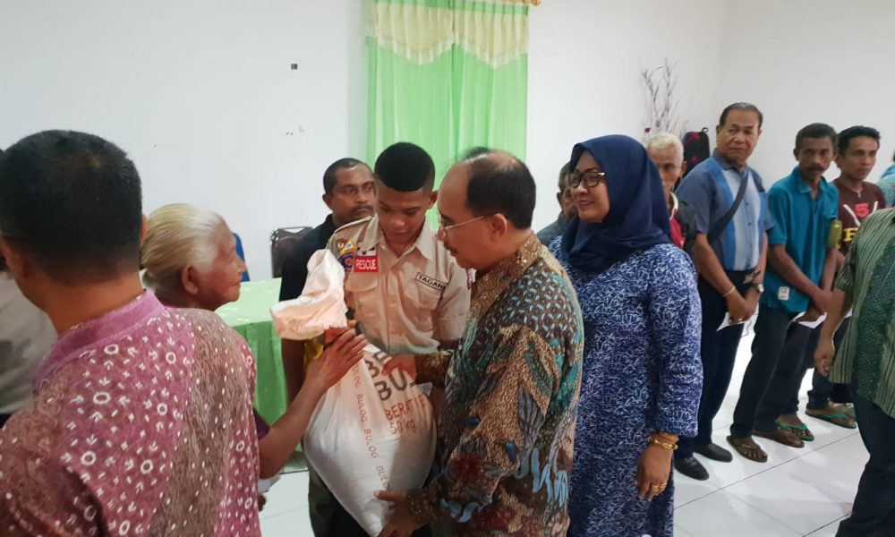 Dinsos Kota Kupang Salurkan 15 Ton Beras bagi 651 KK Korban Bencana
